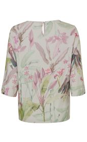 Rückansicht einer Viskose-Bluse mit 3/4-Ärmeln, beige Grundfarbe und floralem Muster in Pastellfarben, mit Schlitz und Knopfverschluss am Nacken.