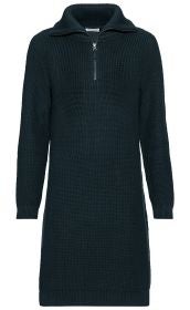 Dunkelblaues, langärmeliges Baumwoll-Kleid mit halb geschlossenem Stehkragen und halbem Front-Reißverschluss, geripptes Strickmuster, knielang, gerade geschnitten
