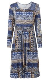 Viskose-Mix-Kleid mit langem Arm, Rundhalsausschnitt, knieumspielender Länge und gemischtem Patchwork-Muster in Blau-, Beige- und Schwarztönen, floral und ornamentartig gestaltet.