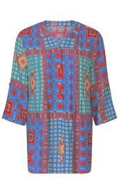 Viskose-Tunika mit kurzem Stehkragen, Knopfleiste, 3/4-Ärmeln und buntem Ethno-Muster in Blau, Rot, Gelb und Orange, locker geschnitten