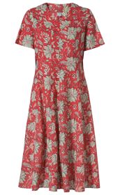 Rotes Baumwollkleid mit kurzem Ärmel, V-Ausschnitt und floralen Mustern in Grün und Beige, tailliert geschnitten, knieumspielende Länge, leichte Falten im Rockteil, durchgehende Knopfleiste vorne