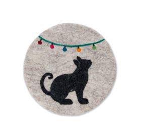 Runder Untersetzer 21 cm aus Filz, beige, mit schwarzer sitzender Katzenfigur und bunter Lichterkette aus roten, pinken, blauen, orangenen und grünen Kugeln oberhalb der Katze