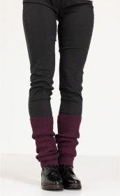 Beine in schwarzer Hose, schwarze Schnürschuhe, dunkelrote gestrickte Baumwoll-Mix-Stulpen, die lässig über den Schuhen getragen werden