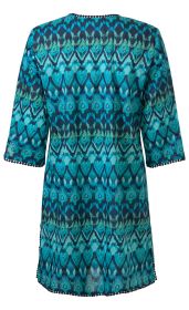 Baumwoll-Kleid mit 3/4-Ärmeln, blau-grünem Ethno-Muster, leicht tailliert, mit kleiner Pompon-Borte an Ärmelsäumen und Saum, Rückansicht, locker fallend, bis zur Mitte der Oberschenkel lang
