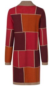 Langes Strickkleid mit hohem Kragen, kariertes Muster in Rot-, Orange- und Burgundertönen, kontrastierende hellbeige Nähte, gerippte Bündchen an Ärmeln, Saum und Kragen.