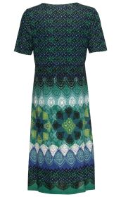 Viskose-Kleid, Rückansicht, kurzärmelig, Muster in Grün, Blau, Schwarz mit geometrischen Formen und floral inspirierten Motiven, leichte Stoffstruktur, mittellang, ausgestellter Saum