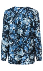Rückansicht einer Viskose-Bluse mit langem Arm, blau-weiß floralem Muster auf schwarzem Hintergrund, leichte Raffung am oberen Rücken und an den Ärmeln mit elastischen Bündchen.