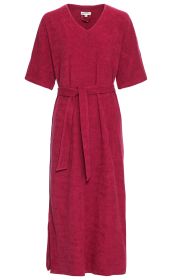 Rotes Baumwollkleid mit V-Ausschnitt, kurzen Ärmeln, mittellangem Schnitt und Stoffgürtel in der Taille, aus weichem, saugfähigem Material, seitliche Schlitze am Saum.