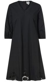 Schwarzes Baumwoll-Mix-Kleid mit V-Ausschnitt, 3/4-langen Ärmeln mit Gummibündchen, feinen Spitzenborten an Ärmelnähten und Saumabschluss, knieumspielende, ausgestellte Passform