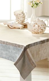 Eckansicht einer hellen, 160cm langen Tischdecke mit floralen Mustern, darauf eine weiße Teekanne mit braunen Blumenmotiven, gestapelte Tassen, Serviette auf Holztablett und weiße Vase mit weißen Rosen vor Fensterlicht.