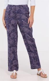 Damenhose aus Viskose in Dunkelblau mit rosafarbenem floralem Muster, locker geschnitten, elastischer Bund, kombiniert mit weißen Sandalen und weißem Oberteil, sorgloser Freizeitlook