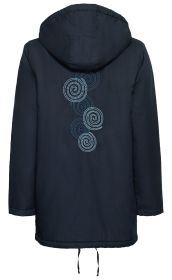 Dunkelblaue Baumwoll-Jacke mit Kapuze, Rückansicht, dekorative spiralförmige Stickerei in verschiedenen Blautönen auf der Mitte des Rückens, lange Ärmel, Zugband am Jackenboden.