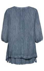 Baumwoll-Bluse in Blau mit strukturierter, leicht crinkleoptik, 3/4-Ärmeln und rundem Ausschnitt, rückseitig abgebildet, locker fallend mit leicht verlängertem Rückteil und seitlichen Schlitzen