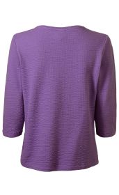Baumwoll-Mix-Shirt in lila, Rückansicht, halblange Ärmel, feine strukturierte Wabenoptik, Rundhalsausschnitt, lockere Passform