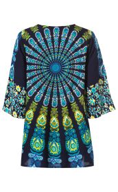 Rückansicht einer Viskose-Bluse mit dreiviertellangen Ärmeln, dunkelblauem Grund, buntem Mandala-ähnlichem Muster in Türkis, Gelb und Weiß, floralen Motiven an den Ärmeln und lockerem Schnitt