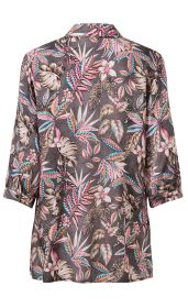Rückansicht einer Modal-Bluse mit 3/4-Ärmeln, floralem Muster in Rosa, Blau, Beige und Schwarz auf grauem Hintergrund, Kragen und Ärmelenden mit Knöpfen, locker geschnitten