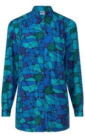Langärmlige Bluse mit Kragen und durchgehender Knopfleiste, gemustert mit abstraktem Mosaik in verschiedenen Blautönen und Schwarz, tailliert, mit leichter Schulterpasse und Manschetten am Ärmelabschluss.
