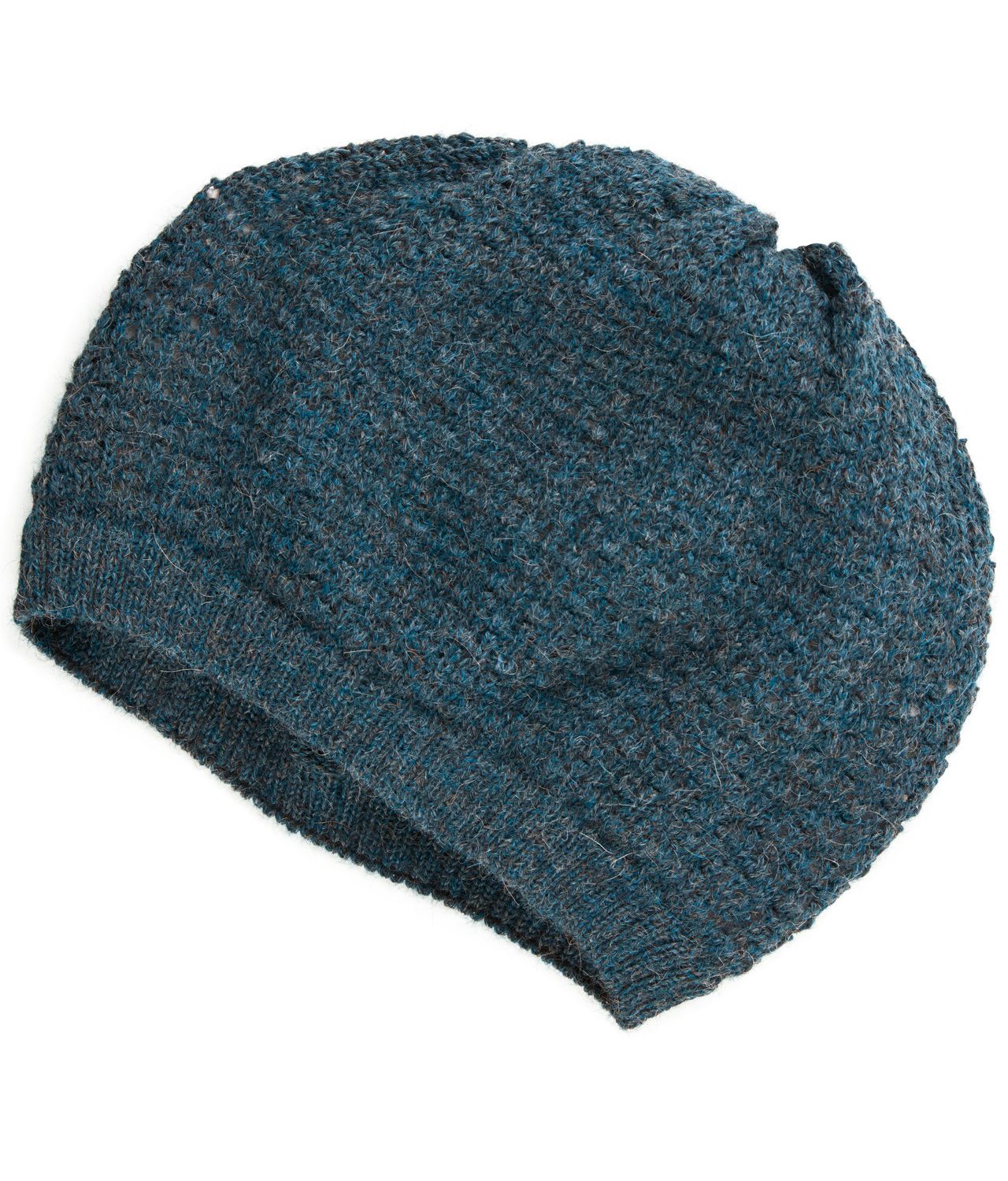 dunkelblaue gestrickte Alpaka-Mütze mit feiner Struktur, elastischem Bund und leichtem Wollflor auf weißem Hintergrund