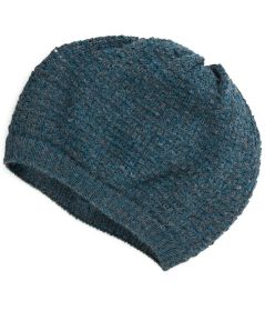 dunkelblaue gestrickte Alpaka-Mütze mit feiner Struktur, elastischem Bund und leichtem Wollflor auf weißem Hintergrund