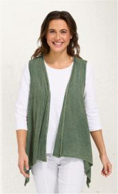 weibliches Modell trägt grüne, offene Viskose-Weste mit asymmetrischem Saum über weißem 3/4-Arm-Shirt und weißen Hosen, lächelnd vor hellem Hintergrund