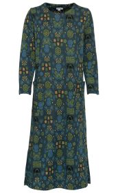Baumwoll-Hauskleid mit langem Arm, rundem Halsausschnitt, zwei aufgesetzten Taschen vorne, dunkelgrünem Grund mit buntem floralen Muster in Blau, Grün, Orange und Schwarz, knielang, gerade geschnitten.