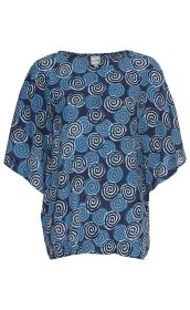 Damen Viskose-Bluse mit weitem Schnitt, Rundhalsausschnitt, kurzer Ärmel, gemusterter Spiraldruck in Blau-, Schwarz- und Grautönen auf dunklem Hintergrund