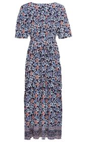 Viskose-Kleid mit halblangen Ärmeln, Blumenmuster in Blau und Orange, Taillengürtel zum Binden, ausgestellter Rockteil mit Stufen und gemustertem Saum.