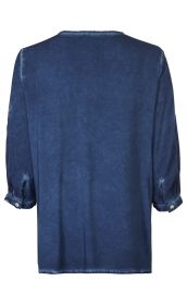 Rückansicht einer blauen Viskose-Bluse mit 3/4 langen Ärmeln, aufgekrempelten Manschetten mit Knöpfen, einfacher Verarbeitung und leicht strukturierter Optik.
