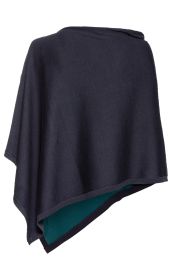 Baumwoll-Mix-Poncho in Dunkelblau mit asymmetrischem Schnitt, leichter Stoff, Unterseite in Petrol, schlichte Verarbeitung, keine Muster, locker fallend, hinten fotografiert.