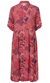 Rotes Viskose-Kleid mit knielangem Schnitt, Knopfleiste vorne, Hemdkragen, halblangen Ärmeln mit Riegeln und abstraktem Muster in Dunkelrot, Rosa und Blau