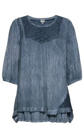 Blau-graue Baumwoll-Bluse mit geraffter Struktur, 3/4-Ärmeln, rundem Halsausschnitt und floraler Stickerei auf der Brust, asymmetrischem Saum mit Mesh-Einsatz und seitlichen Schlitzen