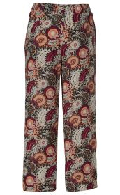 Viskose-Hose mit weitem Bein, elastischem Bund, beigem Untergrund und farbenfrohem Muster in Orange, Dunkelrot, Schwarz und Weiß, bestehend aus kreisförmigen und floralen Elementen.