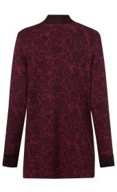 Rückenansicht einer bordeauxroten Baumwoll-Strickjacke mit langem Arm, feinem schwarzen Blumenmuster, Stehkragen und schwarzen Bündchen am Ärmelabschluss
