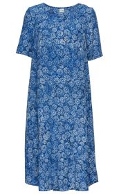 Blaues Viskose-Kleid mit weißen Blumenmustern, kurzen Ärmeln und V-Ausschnitt, locker geschnitten und knielang, leichter Stoff, sommerlich und bequem.