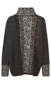 Dunkelgrauer Alpaka-Pullover mit hohem Kragen, langen Ärmeln und breitem, gemustertem Mittelstreifen in Hellgrau und Beige, ornamentale Muster auf Kragen und Ärmelabschlüssen, grob gestrickt, weit geschnitten