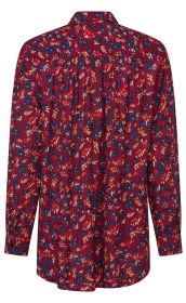 Damenbluse hinten, bordeauxrot mit floralem Muster in Blau, Rot, Orange und Beige, lange Ärmel, Kragen, leichte Falten im Rückenbereich, locker geschnitten