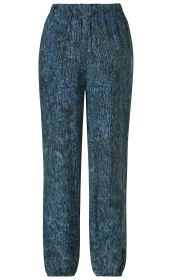 Blau gemusterte Viskose-Hose mit elastischem Bund und elastischen Bündchen am Beinabschluss, gerade geschnitten, mit feinem, punktiertem Linienmuster in Hellblau und Grau.
