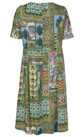 Rückenansicht Viskose-Kleid mit kurzen Ärmeln, weiter Passform und buntem Patchwork-Muster in Grün, Blau, Violett, Creme und Braun mit floralen und geometrischen Motiven