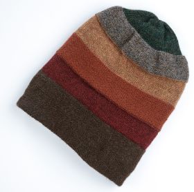 Alpaka-Mütze aus mehrfarbigem, gestricktem Wollstoff mit breiten Streifen in Grün, Grau, Beige, Rostrot, Dunkelrot und Braun, flach liegend vor hellem Hintergrund