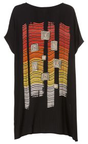 Schwarzer Viskose-Kaftan mit weitem Schnitt, kurzen Ärmeln und großflächigem, buntem Muster aus horizontalen Linien in Rot, Orange, Gelb und Weiß, ergänzt durch weiße, quadratische Formen in verschiedenen Größen auf der Vorderseite.