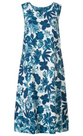 Ärmelloses Viskose-Kleid mit blauem und türkisem großflächigem Blumen- und Blätter-Muster auf weißem Grund, A-Linie, runder Ausschnitt, knielang, leichter Stoff, sommerlich und luftig.