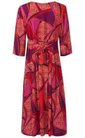 Viskose-Kleid in Rot und Pink mit abstraktem Muster, 3/4-Ärmeln, tailliert durch Bindegürtel, knielang, fließender Schnitt, Rückansicht auf weißem Hintergrund
