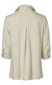 Rückansicht einer beige Viskose-Mix-Bluse mit 3/4-langen Ärmeln, Knopfmanschetten und gerafftem Stehkragen, mittiger Rückenfalte, lockerem Schnitt und feiner, strukturierter Stoffoptik