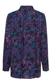 Viskose-Bluse, Rückansicht, lange Ärmel mit Manschetten, dunkler Grundton mit floralem Muster in Lila, Blau und Weiß, lockere Passform, klassischer Kragen, leichte Falten am Rücken