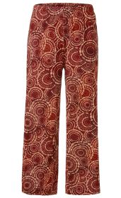 rote weite Viskose-Hose mit elastischem Bund und beigem kreisförmigem Batikmuster, lange Beine, lockere Passform