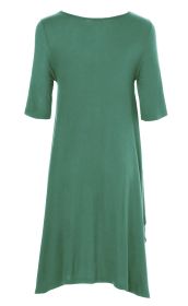 grünes Viskose-Kleid mit halblangen Ärmeln, locker geschnitten, hinten leicht länger, Rundhalsausschnitt, weicher, fließender Stoff, schlichtes Design, Rückansicht