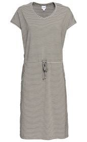 Baumwoll-Mix-Kleid mit kurzen Ärmeln, V-Ausschnitt, Tunnelzug in der Taille und zwei seitlichen Taschen, olivgrün mit weißen Horizontalstreifen