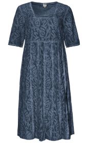 Dunkelblaues Baumwoll-Kleid mit halblangen Ärmeln, quadratischem Ausschnitt und floralen, samtartigen Mustern, leicht geraffter Taille und knielangem, locker fallendem Rock.
