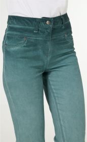 Baumwoll-Mix-Hose in Blaugrün mit hohem Bund, Metallknopf und Gürtelschlaufen, schmale Passform, Fronttaschen mit Nieten, sichtbare Nähte, getragen mit weißem Oberteil