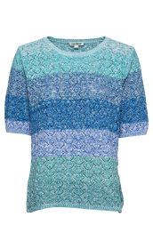Baumwoll-Pullover mit kurzem Arm, Rundhalsausschnitt, gehäkeltem Lochmuster und Farbverlauf in verschiedenen Blautönen von Hellblau bis Dunkelblau, leichte Struktur, gerade Passform